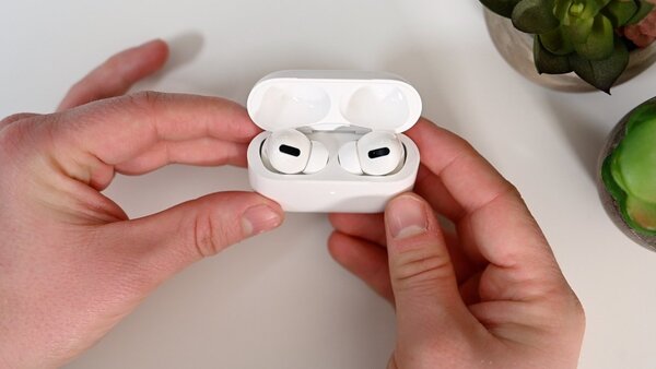 Tai nghe AirPods Pro MagSafe Charge Apple MLWK3 có thiết kế gọn nhẹ