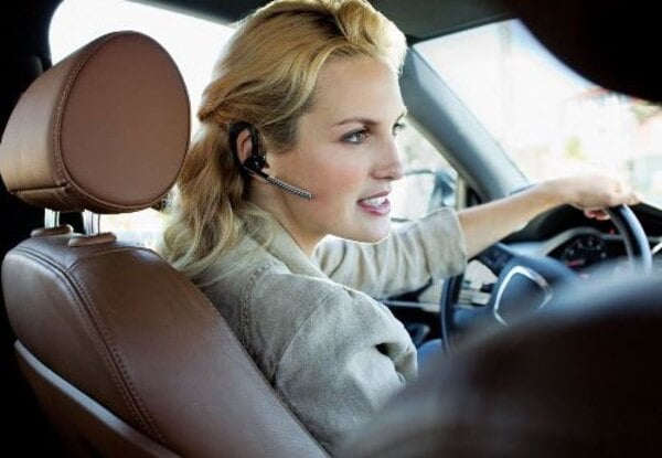 Sử dụng tai nghe Bluetooth đi ô tô mang lại nhiều lợi ích thiết thực