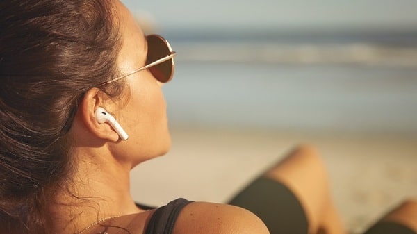 Tai nghe chống nước Bluetooth của hãng Apple được trang bị tính năng chống thấm, kháng nước tốt.